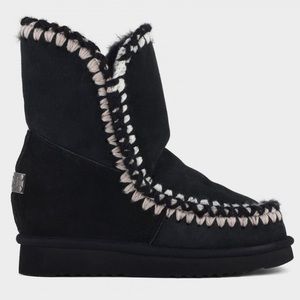 Mou - Inner wedge short with 3d overstitching